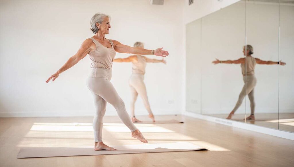 Pilates im Stehen ab 55, diese 6-Minuten-Sequenz stärkt den Beckenboden laut Trainern effektiver