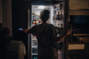 Warum schlechter Schlaf den Appetit am nächsten Tag deutlich steigern kann